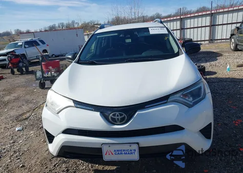 2017 Toyota Rav4 Le z USA, uszkodzony, nr VIN JTMBFREV1HJ126325